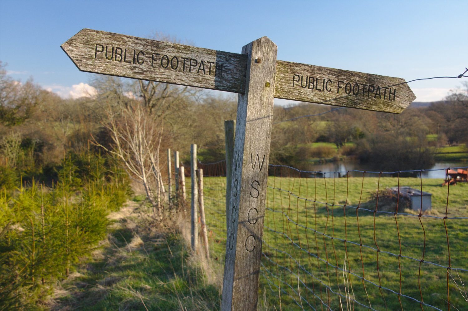 Footpath sign near farmhouse